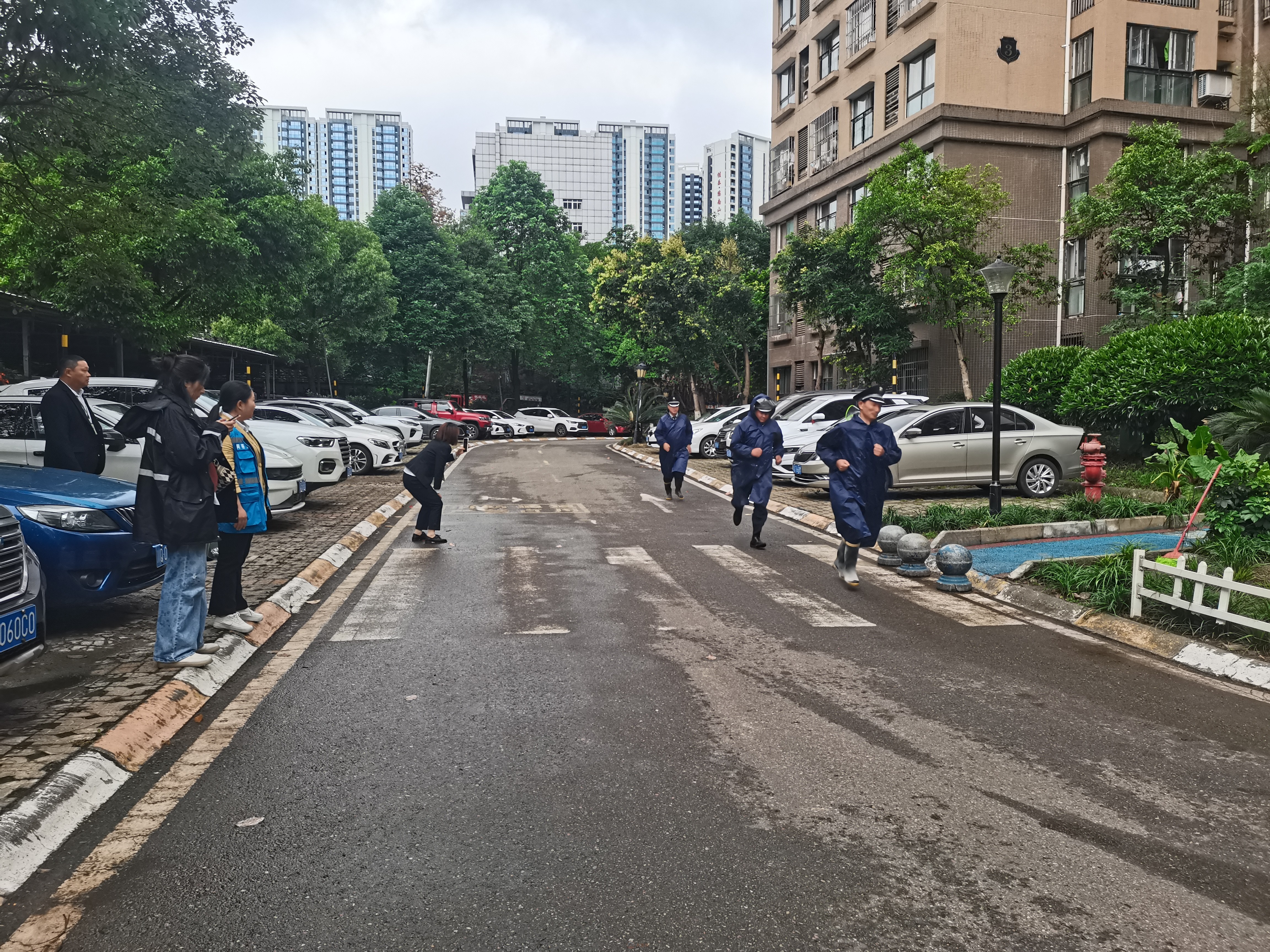 白沙湾街道洗马池社区一地中海蓝湾凯旋城小区应急防汛演练